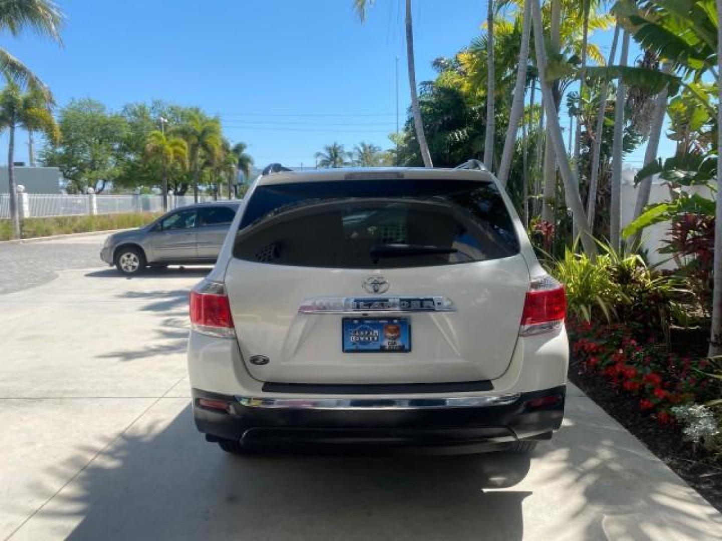 2013 Blizzard Pearl /Sand Beige Toyota Highlander Plus LOW MILES 42,200 1 OWNER (5TDZK3EH5DS) with an 3.5L DOHC 24-Valve VVT-i V6 Engine engine, Automatic transmission, located at 4701 North Dixie Hwy, Pompano Beach, FL, 33064, (954) 422-2889, 26.240938, -80.123474 - OUR WEBPAGE FLORIDACARS1.COM HAS OVER 100 PHOTOS AND FREE CARFAX LINK 2013 Toyota Highlander Plus 1 OWNER NEW $30,474 VIN: 5TDZK3EH5DS095210 4 Door Wagon/Sport Utility 3.5L V6 F DOHC 24V Gasoline Front Wheel Drive Features ABS Brakes Air Conditioning Alloy Wheels AM/FM Stereo Automatic Transmission - Photo#34