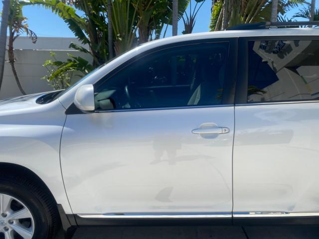 2013 Blizzard Pearl /Sand Beige Toyota Highlander Plus LOW MILES 42,200 1 OWNER (5TDZK3EH5DS) with an 3.5L DOHC 24-Valve VVT-i V6 Engine engine, Automatic transmission, located at 4701 North Dixie Hwy, Pompano Beach, FL, 33064, (954) 422-2889, 26.240938, -80.123474 - OUR WEBPAGE FLORIDACARS1.COM HAS OVER 100 PHOTOS AND FREE CARFAX LINK 2013 Toyota Highlander Plus 1 OWNER NEW $30,474 VIN: 5TDZK3EH5DS095210 4 Door Wagon/Sport Utility 3.5L V6 F DOHC 24V Gasoline Front Wheel Drive Features ABS Brakes Air Conditioning Alloy Wheels AM/FM Stereo Automatic Transmission - Photo#36