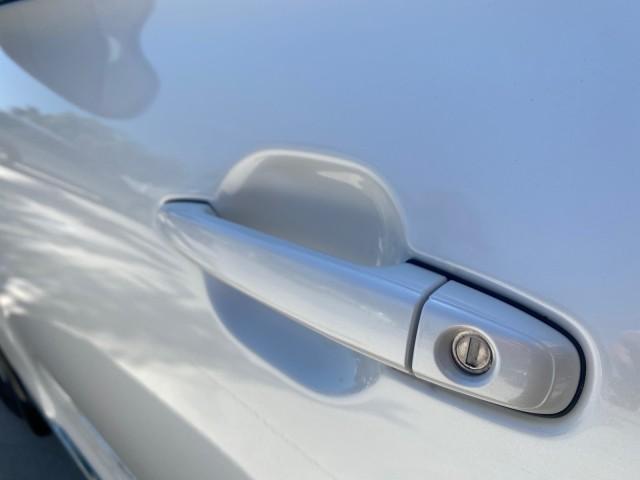 2013 Blizzard Pearl /Sand Beige Toyota Highlander Plus LOW MILES 42,200 1 OWNER (5TDZK3EH5DS) with an 3.5L DOHC 24-Valve VVT-i V6 Engine engine, Automatic transmission, located at 4701 North Dixie Hwy, Pompano Beach, FL, 33064, (954) 422-2889, 26.240938, -80.123474 - OUR WEBPAGE FLORIDACARS1.COM HAS OVER 100 PHOTOS AND FREE CARFAX LINK 2013 Toyota Highlander Plus 1 OWNER NEW $30,474 VIN: 5TDZK3EH5DS095210 4 Door Wagon/Sport Utility 3.5L V6 F DOHC 24V Gasoline Front Wheel Drive Features ABS Brakes Air Conditioning Alloy Wheels AM/FM Stereo Automatic Transmission - Photo#37