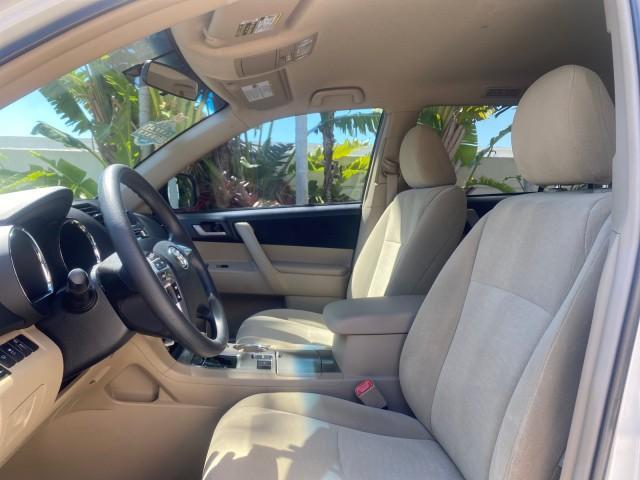 2013 Blizzard Pearl /Sand Beige Toyota Highlander Plus LOW MILES 42,200 1 OWNER (5TDZK3EH5DS) with an 3.5L DOHC 24-Valve VVT-i V6 Engine engine, Automatic transmission, located at 4701 North Dixie Hwy, Pompano Beach, FL, 33064, (954) 422-2889, 26.240938, -80.123474 - OUR WEBPAGE FLORIDACARS1.COM HAS OVER 100 PHOTOS AND FREE CARFAX LINK 2013 Toyota Highlander Plus 1 OWNER NEW $30,474 VIN: 5TDZK3EH5DS095210 4 Door Wagon/Sport Utility 3.5L V6 F DOHC 24V Gasoline Front Wheel Drive Features ABS Brakes Air Conditioning Alloy Wheels AM/FM Stereo Automatic Transmission - Photo#42
