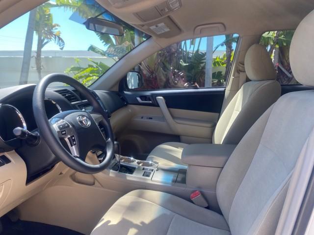 2013 Blizzard Pearl /Sand Beige Toyota Highlander Plus LOW MILES 42,200 1 OWNER (5TDZK3EH5DS) with an 3.5L DOHC 24-Valve VVT-i V6 Engine engine, Automatic transmission, located at 4701 North Dixie Hwy, Pompano Beach, FL, 33064, (954) 422-2889, 26.240938, -80.123474 - OUR WEBPAGE FLORIDACARS1.COM HAS OVER 100 PHOTOS AND FREE CARFAX LINK 2013 Toyota Highlander Plus 1 OWNER NEW $30,474 VIN: 5TDZK3EH5DS095210 4 Door Wagon/Sport Utility 3.5L V6 F DOHC 24V Gasoline Front Wheel Drive Features ABS Brakes Air Conditioning Alloy Wheels AM/FM Stereo Automatic Transmission - Photo#43