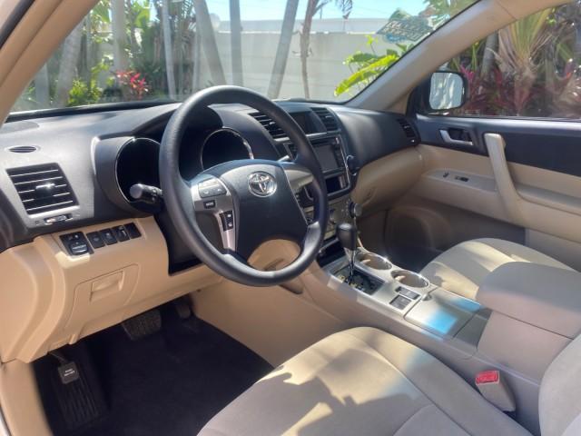 2013 Blizzard Pearl /Sand Beige Toyota Highlander Plus LOW MILES 42,200 1 OWNER (5TDZK3EH5DS) with an 3.5L DOHC 24-Valve VVT-i V6 Engine engine, Automatic transmission, located at 4701 North Dixie Hwy, Pompano Beach, FL, 33064, (954) 422-2889, 26.240938, -80.123474 - OUR WEBPAGE FLORIDACARS1.COM HAS OVER 100 PHOTOS AND FREE CARFAX LINK 2013 Toyota Highlander Plus 1 OWNER NEW $30,474 VIN: 5TDZK3EH5DS095210 4 Door Wagon/Sport Utility 3.5L V6 F DOHC 24V Gasoline Front Wheel Drive Features ABS Brakes Air Conditioning Alloy Wheels AM/FM Stereo Automatic Transmission - Photo#45