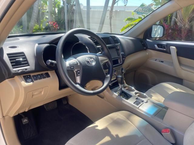 2013 Blizzard Pearl /Sand Beige Toyota Highlander Plus LOW MILES 42,200 1 OWNER (5TDZK3EH5DS) with an 3.5L DOHC 24-Valve VVT-i V6 Engine engine, Automatic transmission, located at 4701 North Dixie Hwy, Pompano Beach, FL, 33064, (954) 422-2889, 26.240938, -80.123474 - OUR WEBPAGE FLORIDACARS1.COM HAS OVER 100 PHOTOS AND FREE CARFAX LINK 2013 Toyota Highlander Plus 1 OWNER NEW $30,474 VIN: 5TDZK3EH5DS095210 4 Door Wagon/Sport Utility 3.5L V6 F DOHC 24V Gasoline Front Wheel Drive Features ABS Brakes Air Conditioning Alloy Wheels AM/FM Stereo Automatic Transmission - Photo#46