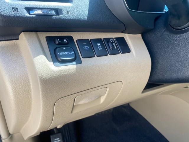 2013 Blizzard Pearl /Sand Beige Toyota Highlander Plus LOW MILES 42,200 1 OWNER (5TDZK3EH5DS) with an 3.5L DOHC 24-Valve VVT-i V6 Engine engine, Automatic transmission, located at 4701 North Dixie Hwy, Pompano Beach, FL, 33064, (954) 422-2889, 26.240938, -80.123474 - OUR WEBPAGE FLORIDACARS1.COM HAS OVER 100 PHOTOS AND FREE CARFAX LINK 2013 Toyota Highlander Plus 1 OWNER NEW $30,474 VIN: 5TDZK3EH5DS095210 4 Door Wagon/Sport Utility 3.5L V6 F DOHC 24V Gasoline Front Wheel Drive Features ABS Brakes Air Conditioning Alloy Wheels AM/FM Stereo Automatic Transmission - Photo#52