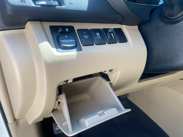 2013 Blizzard Pearl /Sand Beige Toyota Highlander Plus LOW MILES 42,200 1 OWNER (5TDZK3EH5DS) with an 3.5L DOHC 24-Valve VVT-i V6 Engine engine, Automatic transmission, located at 4701 North Dixie Hwy, Pompano Beach, FL, 33064, (954) 422-2889, 26.240938, -80.123474 - OUR WEBPAGE FLORIDACARS1.COM HAS OVER 100 PHOTOS AND FREE CARFAX LINK 2013 Toyota Highlander Plus 1 OWNER NEW $30,474 VIN: 5TDZK3EH5DS095210 4 Door Wagon/Sport Utility 3.5L V6 F DOHC 24V Gasoline Front Wheel Drive Features ABS Brakes Air Conditioning Alloy Wheels AM/FM Stereo Automatic Transmission - Photo#53