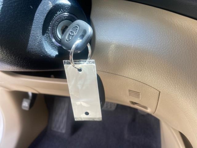 2013 Blizzard Pearl /Sand Beige Toyota Highlander Plus LOW MILES 42,200 1 OWNER (5TDZK3EH5DS) with an 3.5L DOHC 24-Valve VVT-i V6 Engine engine, Automatic transmission, located at 4701 North Dixie Hwy, Pompano Beach, FL, 33064, (954) 422-2889, 26.240938, -80.123474 - OUR WEBPAGE FLORIDACARS1.COM HAS OVER 100 PHOTOS AND FREE CARFAX LINK 2013 Toyota Highlander Plus 1 OWNER NEW $30,474 VIN: 5TDZK3EH5DS095210 4 Door Wagon/Sport Utility 3.5L V6 F DOHC 24V Gasoline Front Wheel Drive Features ABS Brakes Air Conditioning Alloy Wheels AM/FM Stereo Automatic Transmission - Photo#55