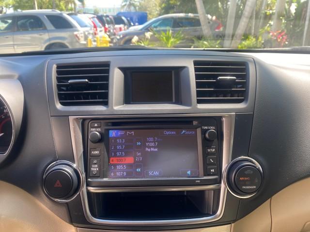 2013 Blizzard Pearl /Sand Beige Toyota Highlander Plus LOW MILES 42,200 1 OWNER (5TDZK3EH5DS) with an 3.5L DOHC 24-Valve VVT-i V6 Engine engine, Automatic transmission, located at 4701 North Dixie Hwy, Pompano Beach, FL, 33064, (954) 422-2889, 26.240938, -80.123474 - OUR WEBPAGE FLORIDACARS1.COM HAS OVER 100 PHOTOS AND FREE CARFAX LINK 2013 Toyota Highlander Plus 1 OWNER NEW $30,474 VIN: 5TDZK3EH5DS095210 4 Door Wagon/Sport Utility 3.5L V6 F DOHC 24V Gasoline Front Wheel Drive Features ABS Brakes Air Conditioning Alloy Wheels AM/FM Stereo Automatic Transmission - Photo#56