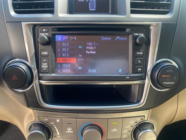 2013 Blizzard Pearl /Sand Beige Toyota Highlander Plus LOW MILES 42,200 1 OWNER (5TDZK3EH5DS) with an 3.5L DOHC 24-Valve VVT-i V6 Engine engine, Automatic transmission, located at 4701 North Dixie Hwy, Pompano Beach, FL, 33064, (954) 422-2889, 26.240938, -80.123474 - OUR WEBPAGE FLORIDACARS1.COM HAS OVER 100 PHOTOS AND FREE CARFAX LINK 2013 Toyota Highlander Plus 1 OWNER NEW $30,474 VIN: 5TDZK3EH5DS095210 4 Door Wagon/Sport Utility 3.5L V6 F DOHC 24V Gasoline Front Wheel Drive Features ABS Brakes Air Conditioning Alloy Wheels AM/FM Stereo Automatic Transmission - Photo#58