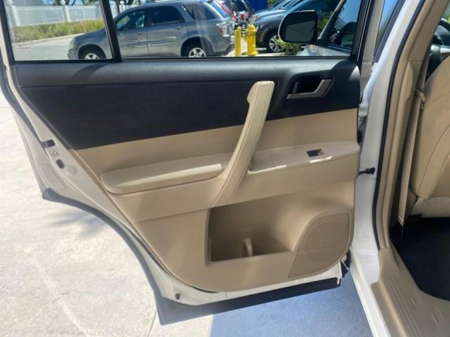 2013 Blizzard Pearl /Sand Beige Toyota Highlander Plus LOW MILES 42,200 1 OWNER (5TDZK3EH5DS) with an 3.5L DOHC 24-Valve VVT-i V6 Engine engine, Automatic transmission, located at 4701 North Dixie Hwy, Pompano Beach, FL, 33064, (954) 422-2889, 26.240938, -80.123474 - OUR WEBPAGE FLORIDACARS1.COM HAS OVER 100 PHOTOS AND FREE CARFAX LINK 2013 Toyota Highlander Plus 1 OWNER NEW $30,474 VIN: 5TDZK3EH5DS095210 4 Door Wagon/Sport Utility 3.5L V6 F DOHC 24V Gasoline Front Wheel Drive Features ABS Brakes Air Conditioning Alloy Wheels AM/FM Stereo Automatic Transmission - Photo#72