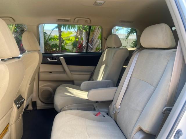 2013 Blizzard Pearl /Sand Beige Toyota Highlander Plus LOW MILES 42,200 1 OWNER (5TDZK3EH5DS) with an 3.5L DOHC 24-Valve VVT-i V6 Engine engine, Automatic transmission, located at 4701 North Dixie Hwy, Pompano Beach, FL, 33064, (954) 422-2889, 26.240938, -80.123474 - OUR WEBPAGE FLORIDACARS1.COM HAS OVER 100 PHOTOS AND FREE CARFAX LINK 2013 Toyota Highlander Plus 1 OWNER NEW $30,474 VIN: 5TDZK3EH5DS095210 4 Door Wagon/Sport Utility 3.5L V6 F DOHC 24V Gasoline Front Wheel Drive Features ABS Brakes Air Conditioning Alloy Wheels AM/FM Stereo Automatic Transmission - Photo#73