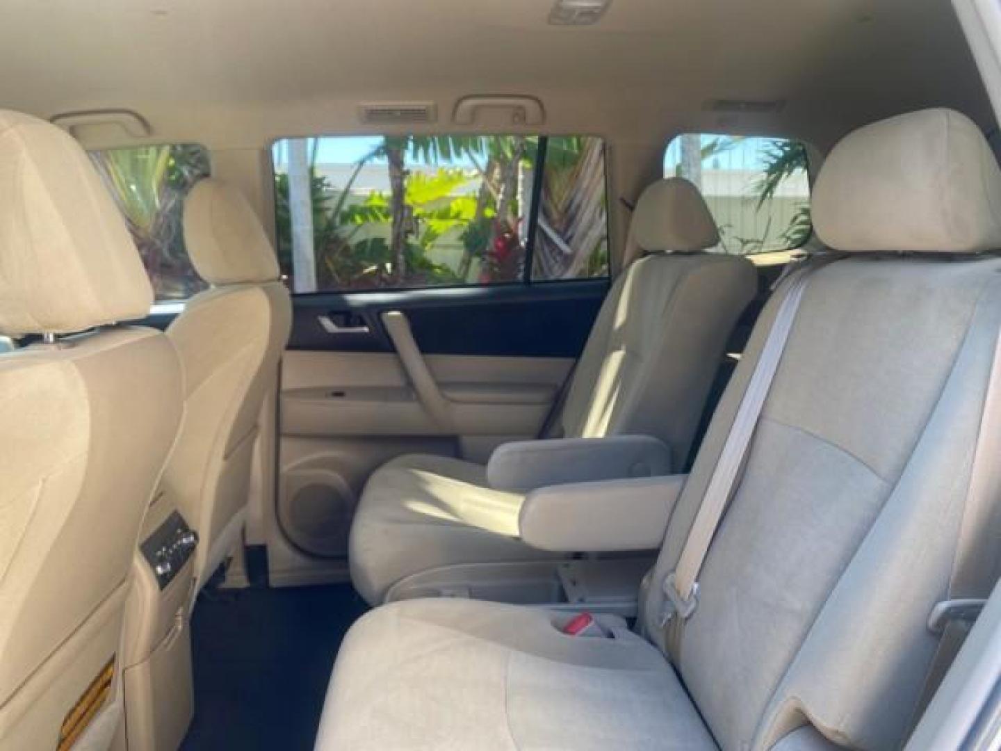 2013 Blizzard Pearl /Sand Beige Toyota Highlander Plus LOW MILES 42,200 1 OWNER (5TDZK3EH5DS) with an 3.5L DOHC 24-Valve VVT-i V6 Engine engine, Automatic transmission, located at 4701 North Dixie Hwy, Pompano Beach, FL, 33064, (954) 422-2889, 26.240938, -80.123474 - OUR WEBPAGE FLORIDACARS1.COM HAS OVER 100 PHOTOS AND FREE CARFAX LINK 2013 Toyota Highlander Plus 1 OWNER NEW $30,474 VIN: 5TDZK3EH5DS095210 4 Door Wagon/Sport Utility 3.5L V6 F DOHC 24V Gasoline Front Wheel Drive Features ABS Brakes Air Conditioning Alloy Wheels AM/FM Stereo Automatic Transmission - Photo#74