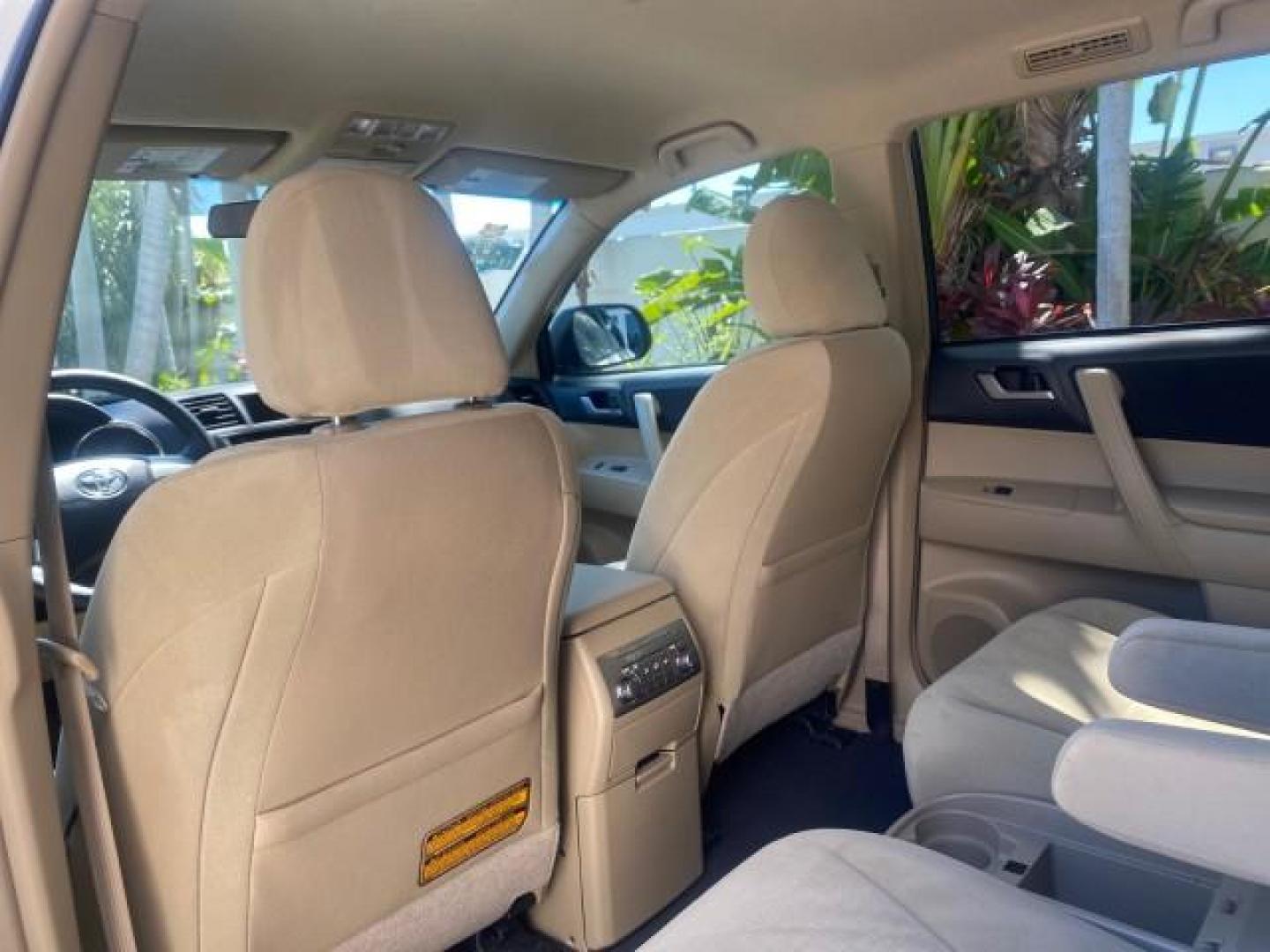 2013 Blizzard Pearl /Sand Beige Toyota Highlander Plus LOW MILES 42,200 1 OWNER (5TDZK3EH5DS) with an 3.5L DOHC 24-Valve VVT-i V6 Engine engine, Automatic transmission, located at 4701 North Dixie Hwy, Pompano Beach, FL, 33064, (954) 422-2889, 26.240938, -80.123474 - OUR WEBPAGE FLORIDACARS1.COM HAS OVER 100 PHOTOS AND FREE CARFAX LINK 2013 Toyota Highlander Plus 1 OWNER NEW $30,474 VIN: 5TDZK3EH5DS095210 4 Door Wagon/Sport Utility 3.5L V6 F DOHC 24V Gasoline Front Wheel Drive Features ABS Brakes Air Conditioning Alloy Wheels AM/FM Stereo Automatic Transmission - Photo#77