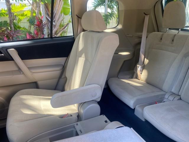 2013 Blizzard Pearl /Sand Beige Toyota Highlander Plus LOW MILES 42,200 1 OWNER (5TDZK3EH5DS) with an 3.5L DOHC 24-Valve VVT-i V6 Engine engine, Automatic transmission, located at 4701 North Dixie Hwy, Pompano Beach, FL, 33064, (954) 422-2889, 26.240938, -80.123474 - OUR WEBPAGE FLORIDACARS1.COM HAS OVER 100 PHOTOS AND FREE CARFAX LINK 2013 Toyota Highlander Plus 1 OWNER NEW $30,474 VIN: 5TDZK3EH5DS095210 4 Door Wagon/Sport Utility 3.5L V6 F DOHC 24V Gasoline Front Wheel Drive Features ABS Brakes Air Conditioning Alloy Wheels AM/FM Stereo Automatic Transmission - Photo#84