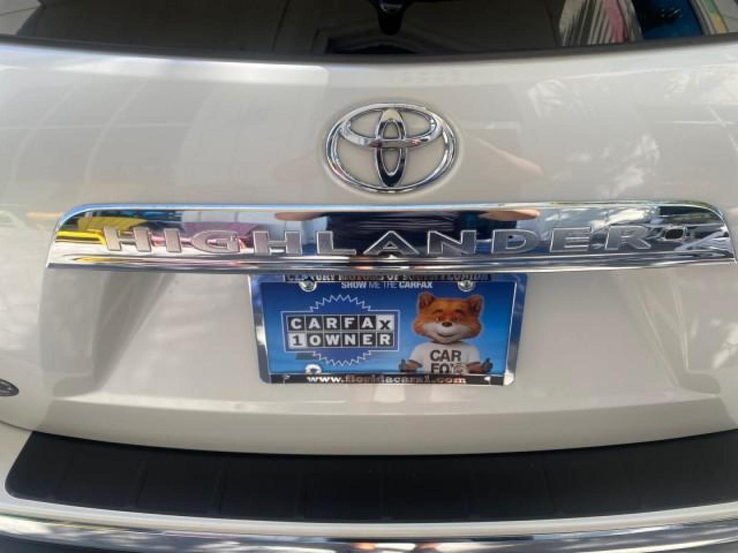 2013 Blizzard Pearl /Sand Beige Toyota Highlander Plus LOW MILES 42,200 1 OWNER (5TDZK3EH5DS) with an 3.5L DOHC 24-Valve VVT-i V6 Engine engine, Automatic transmission, located at 4701 North Dixie Hwy, Pompano Beach, FL, 33064, (954) 422-2889, 26.240938, -80.123474 - OUR WEBPAGE FLORIDACARS1.COM HAS OVER 100 PHOTOS AND FREE CARFAX LINK 2013 Toyota Highlander Plus 1 OWNER NEW $30,474 VIN: 5TDZK3EH5DS095210 4 Door Wagon/Sport Utility 3.5L V6 F DOHC 24V Gasoline Front Wheel Drive Features ABS Brakes Air Conditioning Alloy Wheels AM/FM Stereo Automatic Transmission - Photo#93