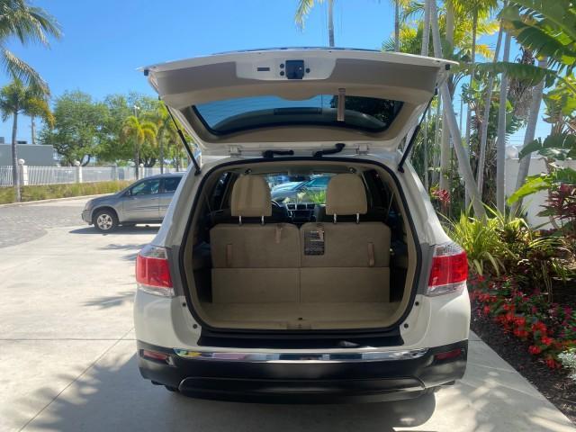 2013 Blizzard Pearl /Sand Beige Toyota Highlander Plus LOW MILES 42,200 1 OWNER (5TDZK3EH5DS) with an 3.5L DOHC 24-Valve VVT-i V6 Engine engine, Automatic transmission, located at 4701 North Dixie Hwy, Pompano Beach, FL, 33064, (954) 422-2889, 26.240938, -80.123474 - OUR WEBPAGE FLORIDACARS1.COM HAS OVER 100 PHOTOS AND FREE CARFAX LINK 2013 Toyota Highlander Plus 1 OWNER NEW $30,474 VIN: 5TDZK3EH5DS095210 4 Door Wagon/Sport Utility 3.5L V6 F DOHC 24V Gasoline Front Wheel Drive Features ABS Brakes Air Conditioning Alloy Wheels AM/FM Stereo Automatic Transmission - Photo#96