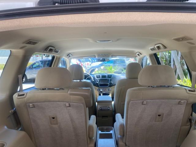 2013 Blizzard Pearl /Sand Beige Toyota Highlander Plus LOW MILES 42,200 1 OWNER (5TDZK3EH5DS) with an 3.5L DOHC 24-Valve VVT-i V6 Engine engine, Automatic transmission, located at 4701 North Dixie Hwy, Pompano Beach, FL, 33064, (954) 422-2889, 26.240938, -80.123474 - OUR WEBPAGE FLORIDACARS1.COM HAS OVER 100 PHOTOS AND FREE CARFAX LINK 2013 Toyota Highlander Plus 1 OWNER NEW $30,474 VIN: 5TDZK3EH5DS095210 4 Door Wagon/Sport Utility 3.5L V6 F DOHC 24V Gasoline Front Wheel Drive Features ABS Brakes Air Conditioning Alloy Wheels AM/FM Stereo Automatic Transmission - Photo#99