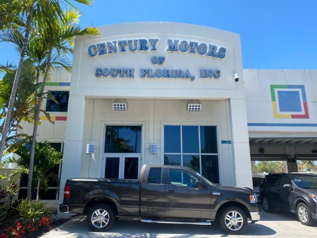 2006 Black /Tan Ford F-150 XLT LOW MILES 61,649 (1FTPX12596N) with an 5.4L 3v EFI V8 Engine engine, Automatic transmission, located at 4701 North Dixie Hwy, Pompano Beach, FL, 33064, (954) 422-2889, 26.240938, -80.123474 - OUR WEBPAGE FLORIDACARS1.COM HAS OVER 100 PHOTOS AND FREE CARFAX LINK 2006 FORD F-150 XLT 6.5 FT BED LOADED VERY HANDY FOR WORK VIN: 1FTPX12596NA02804 1 F T P X 1 2 5 9 6 N A 0 2 8 0 4 4 DOOR EXTENDED CAB PICKUP 5.4L V8 F SOHC GASOLINE 19 MPG REAR WHEEL DRIVE Features ABS Brakes Air Conditioning All - Photo#0