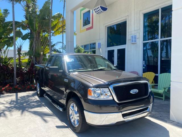 2006 Black /Tan Ford F-150 XLT LOW MILES 61,649 (1FTPX12596N) with an 5.4L 3v EFI V8 Engine engine, Automatic transmission, located at 4701 North Dixie Hwy, Pompano Beach, FL, 33064, (954) 422-2889, 26.240938, -80.123474 - OUR WEBPAGE FLORIDACARS1.COM HAS OVER 100 PHOTOS AND FREE CARFAX LINK 2006 FORD F-150 XLT 6.5 FT BED LOADED VERY HANDY FOR WORK VIN: 1FTPX12596NA02804 1 F T P X 1 2 5 9 6 N A 0 2 8 0 4 4 DOOR EXTENDED CAB PICKUP 5.4L V8 F SOHC GASOLINE 19 MPG REAR WHEEL DRIVE Features ABS Brakes Air Conditioning All - Photo#1