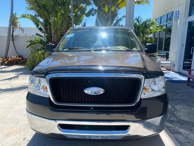 2006 Black /Tan Ford F-150 XLT LOW MILES 61,649 (1FTPX12596N) with an 5.4L 3v EFI V8 Engine engine, Automatic transmission, located at 4701 North Dixie Hwy, Pompano Beach, FL, 33064, (954) 422-2889, 26.240938, -80.123474 - OUR WEBPAGE FLORIDACARS1.COM HAS OVER 100 PHOTOS AND FREE CARFAX LINK 2006 FORD F-150 XLT 6.5 FT BED LOADED VERY HANDY FOR WORK VIN: 1FTPX12596NA02804 1 F T P X 1 2 5 9 6 N A 0 2 8 0 4 4 DOOR EXTENDED CAB PICKUP 5.4L V8 F SOHC GASOLINE 19 MPG REAR WHEEL DRIVE Features ABS Brakes Air Conditioning All - Photo#2