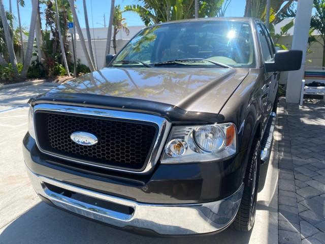 2006 Black /Tan Ford F-150 XLT LOW MILES 61,649 (1FTPX12596N) with an 5.4L 3v EFI V8 Engine engine, Automatic transmission, located at 4701 North Dixie Hwy, Pompano Beach, FL, 33064, (954) 422-2889, 26.240938, -80.123474 - OUR WEBPAGE FLORIDACARS1.COM HAS OVER 100 PHOTOS AND FREE CARFAX LINK 2006 FORD F-150 XLT 6.5 FT BED LOADED VERY HANDY FOR WORK VIN: 1FTPX12596NA02804 1 F T P X 1 2 5 9 6 N A 0 2 8 0 4 4 DOOR EXTENDED CAB PICKUP 5.4L V8 F SOHC GASOLINE 19 MPG REAR WHEEL DRIVE Features ABS Brakes Air Conditioning All - Photo#3