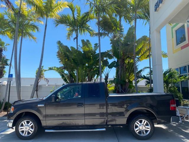 2006 Black /Tan Ford F-150 XLT LOW MILES 61,649 (1FTPX12596N) with an 5.4L 3v EFI V8 Engine engine, Automatic transmission, located at 4701 North Dixie Hwy, Pompano Beach, FL, 33064, (954) 422-2889, 26.240938, -80.123474 - OUR WEBPAGE FLORIDACARS1.COM HAS OVER 100 PHOTOS AND FREE CARFAX LINK 2006 FORD F-150 XLT 6.5 FT BED LOADED VERY HANDY FOR WORK VIN: 1FTPX12596NA02804 1 F T P X 1 2 5 9 6 N A 0 2 8 0 4 4 DOOR EXTENDED CAB PICKUP 5.4L V8 F SOHC GASOLINE 19 MPG REAR WHEEL DRIVE Features ABS Brakes Air Conditioning All - Photo#4