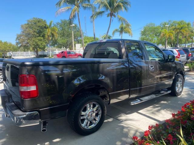 2006 Black /Tan Ford F-150 XLT LOW MILES 61,649 (1FTPX12596N) with an 5.4L 3v EFI V8 Engine engine, Automatic transmission, located at 4701 North Dixie Hwy, Pompano Beach, FL, 33064, (954) 422-2889, 26.240938, -80.123474 - OUR WEBPAGE FLORIDACARS1.COM HAS OVER 100 PHOTOS AND FREE CARFAX LINK 2006 FORD F-150 XLT 6.5 FT BED LOADED VERY HANDY FOR WORK VIN: 1FTPX12596NA02804 1 F T P X 1 2 5 9 6 N A 0 2 8 0 4 4 DOOR EXTENDED CAB PICKUP 5.4L V8 F SOHC GASOLINE 19 MPG REAR WHEEL DRIVE Features ABS Brakes Air Conditioning All - Photo#7