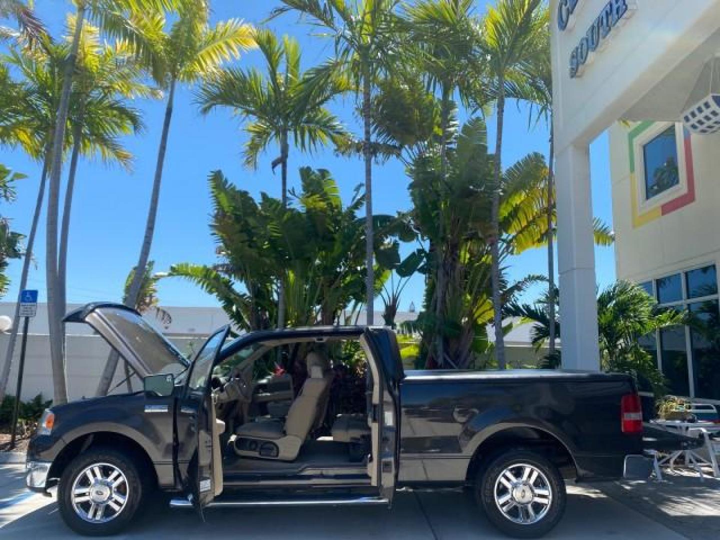 2006 Black /Tan Ford F-150 XLT LOW MILES 61,649 (1FTPX12596N) with an 5.4L 3v EFI V8 Engine engine, Automatic transmission, located at 4701 North Dixie Hwy, Pompano Beach, FL, 33064, (954) 422-2889, 26.240938, -80.123474 - OUR WEBPAGE FLORIDACARS1.COM HAS OVER 100 PHOTOS AND FREE CARFAX LINK 2006 FORD F-150 XLT 6.5 FT BED LOADED VERY HANDY FOR WORK VIN: 1FTPX12596NA02804 1 F T P X 1 2 5 9 6 N A 0 2 8 0 4 4 DOOR EXTENDED CAB PICKUP 5.4L V8 F SOHC GASOLINE 19 MPG REAR WHEEL DRIVE Features ABS Brakes Air Conditioning All - Photo#8