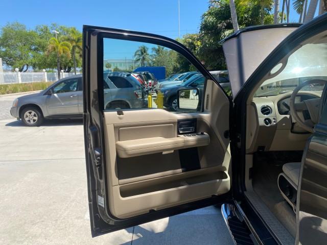 2006 Black /Tan Ford F-150 XLT LOW MILES 61,649 (1FTPX12596N) with an 5.4L 3v EFI V8 Engine engine, Automatic transmission, located at 4701 North Dixie Hwy, Pompano Beach, FL, 33064, (954) 422-2889, 26.240938, -80.123474 - OUR WEBPAGE FLORIDACARS1.COM HAS OVER 100 PHOTOS AND FREE CARFAX LINK 2006 FORD F-150 XLT 6.5 FT BED LOADED VERY HANDY FOR WORK VIN: 1FTPX12596NA02804 1 F T P X 1 2 5 9 6 N A 0 2 8 0 4 4 DOOR EXTENDED CAB PICKUP 5.4L V8 F SOHC GASOLINE 19 MPG REAR WHEEL DRIVE Features ABS Brakes Air Conditioning All - Photo#9