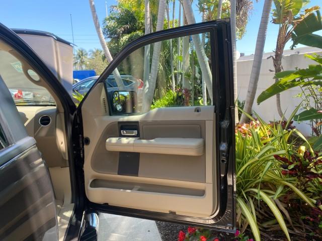 2006 Black /Tan Ford F-150 XLT LOW MILES 61,649 (1FTPX12596N) with an 5.4L 3v EFI V8 Engine engine, Automatic transmission, located at 4701 North Dixie Hwy, Pompano Beach, FL, 33064, (954) 422-2889, 26.240938, -80.123474 - OUR WEBPAGE FLORIDACARS1.COM HAS OVER 100 PHOTOS AND FREE CARFAX LINK 2006 FORD F-150 XLT 6.5 FT BED LOADED VERY HANDY FOR WORK VIN: 1FTPX12596NA02804 1 F T P X 1 2 5 9 6 N A 0 2 8 0 4 4 DOOR EXTENDED CAB PICKUP 5.4L V8 F SOHC GASOLINE 19 MPG REAR WHEEL DRIVE Features ABS Brakes Air Conditioning All - Photo#11