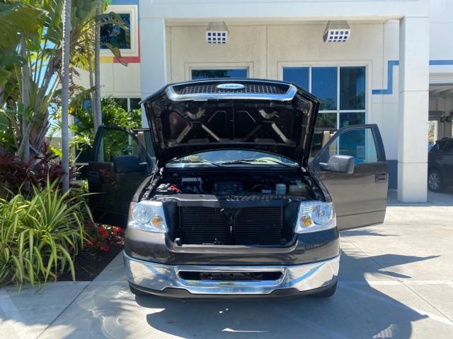 2006 Black /Tan Ford F-150 XLT LOW MILES 61,649 (1FTPX12596N) with an 5.4L 3v EFI V8 Engine engine, Automatic transmission, located at 4701 North Dixie Hwy, Pompano Beach, FL, 33064, (954) 422-2889, 26.240938, -80.123474 - OUR WEBPAGE FLORIDACARS1.COM HAS OVER 100 PHOTOS AND FREE CARFAX LINK 2006 FORD F-150 XLT 6.5 FT BED LOADED VERY HANDY FOR WORK VIN: 1FTPX12596NA02804 1 F T P X 1 2 5 9 6 N A 0 2 8 0 4 4 DOOR EXTENDED CAB PICKUP 5.4L V8 F SOHC GASOLINE 19 MPG REAR WHEEL DRIVE Features ABS Brakes Air Conditioning All - Photo#16