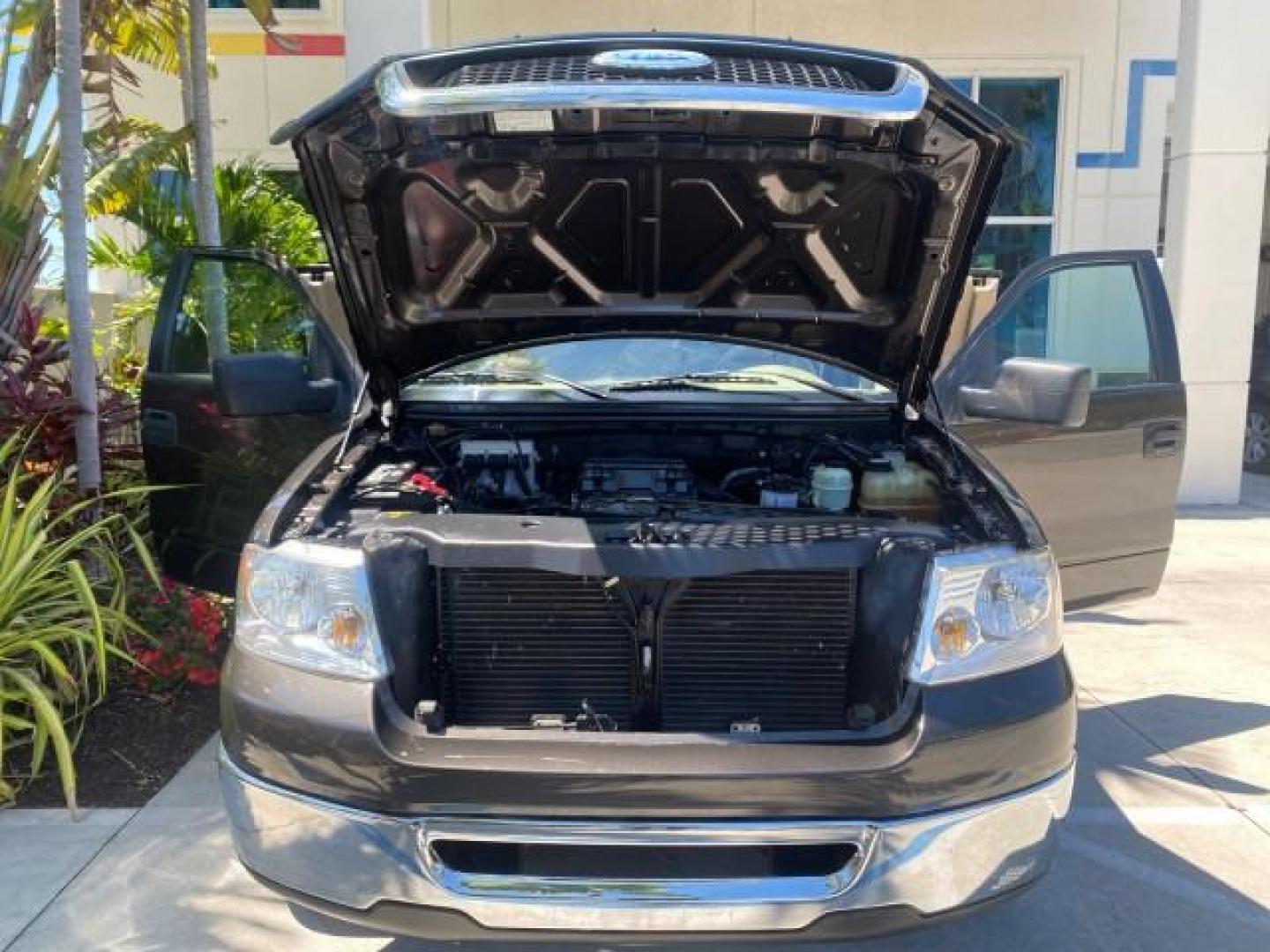 2006 Black /Tan Ford F-150 XLT LOW MILES 61,649 (1FTPX12596N) with an 5.4L 3v EFI V8 Engine engine, Automatic transmission, located at 4701 North Dixie Hwy, Pompano Beach, FL, 33064, (954) 422-2889, 26.240938, -80.123474 - OUR WEBPAGE FLORIDACARS1.COM HAS OVER 100 PHOTOS AND FREE CARFAX LINK 2006 FORD F-150 XLT 6.5 FT BED LOADED VERY HANDY FOR WORK VIN: 1FTPX12596NA02804 1 F T P X 1 2 5 9 6 N A 0 2 8 0 4 4 DOOR EXTENDED CAB PICKUP 5.4L V8 F SOHC GASOLINE 19 MPG REAR WHEEL DRIVE Features ABS Brakes Air Conditioning All - Photo#17