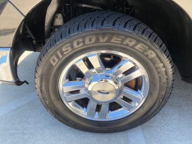 2006 Black /Tan Ford F-150 XLT LOW MILES 61,649 (1FTPX12596N) with an 5.4L 3v EFI V8 Engine engine, Automatic transmission, located at 4701 North Dixie Hwy, Pompano Beach, FL, 33064, (954) 422-2889, 26.240938, -80.123474 - OUR WEBPAGE FLORIDACARS1.COM HAS OVER 100 PHOTOS AND FREE CARFAX LINK 2006 FORD F-150 XLT 6.5 FT BED LOADED VERY HANDY FOR WORK VIN: 1FTPX12596NA02804 1 F T P X 1 2 5 9 6 N A 0 2 8 0 4 4 DOOR EXTENDED CAB PICKUP 5.4L V8 F SOHC GASOLINE 19 MPG REAR WHEEL DRIVE Features ABS Brakes Air Conditioning All - Photo#19