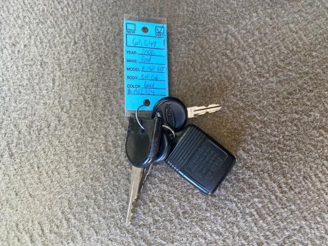 2006 Black /Tan Ford F-150 XLT LOW MILES 61,649 (1FTPX12596N) with an 5.4L 3v EFI V8 Engine engine, Automatic transmission, located at 4701 North Dixie Hwy, Pompano Beach, FL, 33064, (954) 422-2889, 26.240938, -80.123474 - OUR WEBPAGE FLORIDACARS1.COM HAS OVER 100 PHOTOS AND FREE CARFAX LINK 2006 FORD F-150 XLT 6.5 FT BED LOADED VERY HANDY FOR WORK VIN: 1FTPX12596NA02804 1 F T P X 1 2 5 9 6 N A 0 2 8 0 4 4 DOOR EXTENDED CAB PICKUP 5.4L V8 F SOHC GASOLINE 19 MPG REAR WHEEL DRIVE Features ABS Brakes Air Conditioning All - Photo#23