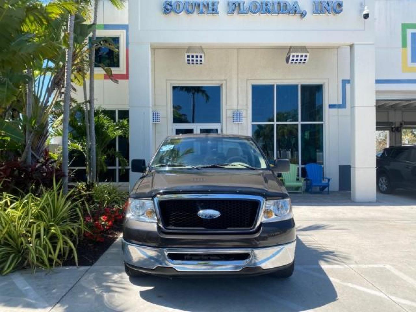 2006 Black /Tan Ford F-150 XLT LOW MILES 61,649 (1FTPX12596N) with an 5.4L 3v EFI V8 Engine engine, Automatic transmission, located at 4701 North Dixie Hwy, Pompano Beach, FL, 33064, (954) 422-2889, 26.240938, -80.123474 - OUR WEBPAGE FLORIDACARS1.COM HAS OVER 100 PHOTOS AND FREE CARFAX LINK 2006 FORD F-150 XLT 6.5 FT BED LOADED VERY HANDY FOR WORK VIN: 1FTPX12596NA02804 1 F T P X 1 2 5 9 6 N A 0 2 8 0 4 4 DOOR EXTENDED CAB PICKUP 5.4L V8 F SOHC GASOLINE 19 MPG REAR WHEEL DRIVE Features ABS Brakes Air Conditioning All - Photo#26