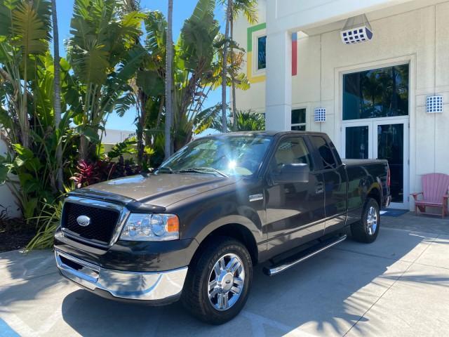 2006 Black /Tan Ford F-150 XLT LOW MILES 61,649 (1FTPX12596N) with an 5.4L 3v EFI V8 Engine engine, Automatic transmission, located at 4701 North Dixie Hwy, Pompano Beach, FL, 33064, (954) 422-2889, 26.240938, -80.123474 - OUR WEBPAGE FLORIDACARS1.COM HAS OVER 100 PHOTOS AND FREE CARFAX LINK 2006 FORD F-150 XLT 6.5 FT BED LOADED VERY HANDY FOR WORK VIN: 1FTPX12596NA02804 1 F T P X 1 2 5 9 6 N A 0 2 8 0 4 4 DOOR EXTENDED CAB PICKUP 5.4L V8 F SOHC GASOLINE 19 MPG REAR WHEEL DRIVE Features ABS Brakes Air Conditioning All - Photo#28