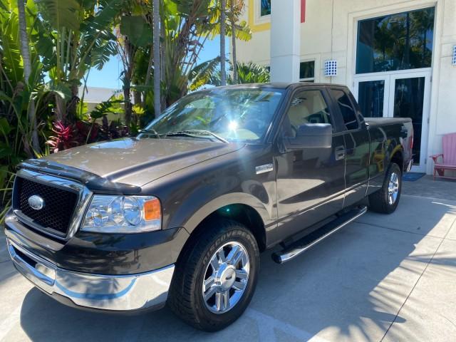 2006 Black /Tan Ford F-150 XLT LOW MILES 61,649 (1FTPX12596N) with an 5.4L 3v EFI V8 Engine engine, Automatic transmission, located at 4701 North Dixie Hwy, Pompano Beach, FL, 33064, (954) 422-2889, 26.240938, -80.123474 - OUR WEBPAGE FLORIDACARS1.COM HAS OVER 100 PHOTOS AND FREE CARFAX LINK 2006 FORD F-150 XLT 6.5 FT BED LOADED VERY HANDY FOR WORK VIN: 1FTPX12596NA02804 1 F T P X 1 2 5 9 6 N A 0 2 8 0 4 4 DOOR EXTENDED CAB PICKUP 5.4L V8 F SOHC GASOLINE 19 MPG REAR WHEEL DRIVE Features ABS Brakes Air Conditioning All - Photo#29