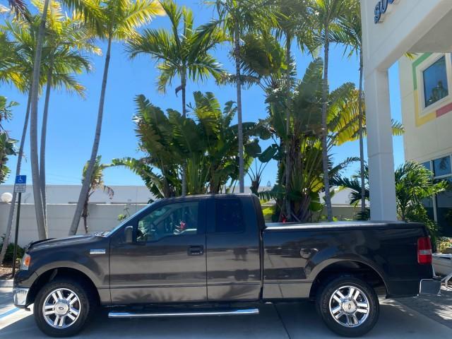 2006 Black /Tan Ford F-150 XLT LOW MILES 61,649 (1FTPX12596N) with an 5.4L 3v EFI V8 Engine engine, Automatic transmission, located at 4701 North Dixie Hwy, Pompano Beach, FL, 33064, (954) 422-2889, 26.240938, -80.123474 - OUR WEBPAGE FLORIDACARS1.COM HAS OVER 100 PHOTOS AND FREE CARFAX LINK 2006 FORD F-150 XLT 6.5 FT BED LOADED VERY HANDY FOR WORK VIN: 1FTPX12596NA02804 1 F T P X 1 2 5 9 6 N A 0 2 8 0 4 4 DOOR EXTENDED CAB PICKUP 5.4L V8 F SOHC GASOLINE 19 MPG REAR WHEEL DRIVE Features ABS Brakes Air Conditioning All - Photo#31
