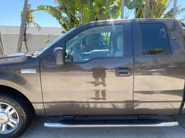 2006 Black /Tan Ford F-150 XLT LOW MILES 61,649 (1FTPX12596N) with an 5.4L 3v EFI V8 Engine engine, Automatic transmission, located at 4701 North Dixie Hwy, Pompano Beach, FL, 33064, (954) 422-2889, 26.240938, -80.123474 - OUR WEBPAGE FLORIDACARS1.COM HAS OVER 100 PHOTOS AND FREE CARFAX LINK 2006 FORD F-150 XLT 6.5 FT BED LOADED VERY HANDY FOR WORK VIN: 1FTPX12596NA02804 1 F T P X 1 2 5 9 6 N A 0 2 8 0 4 4 DOOR EXTENDED CAB PICKUP 5.4L V8 F SOHC GASOLINE 19 MPG REAR WHEEL DRIVE Features ABS Brakes Air Conditioning All - Photo#37