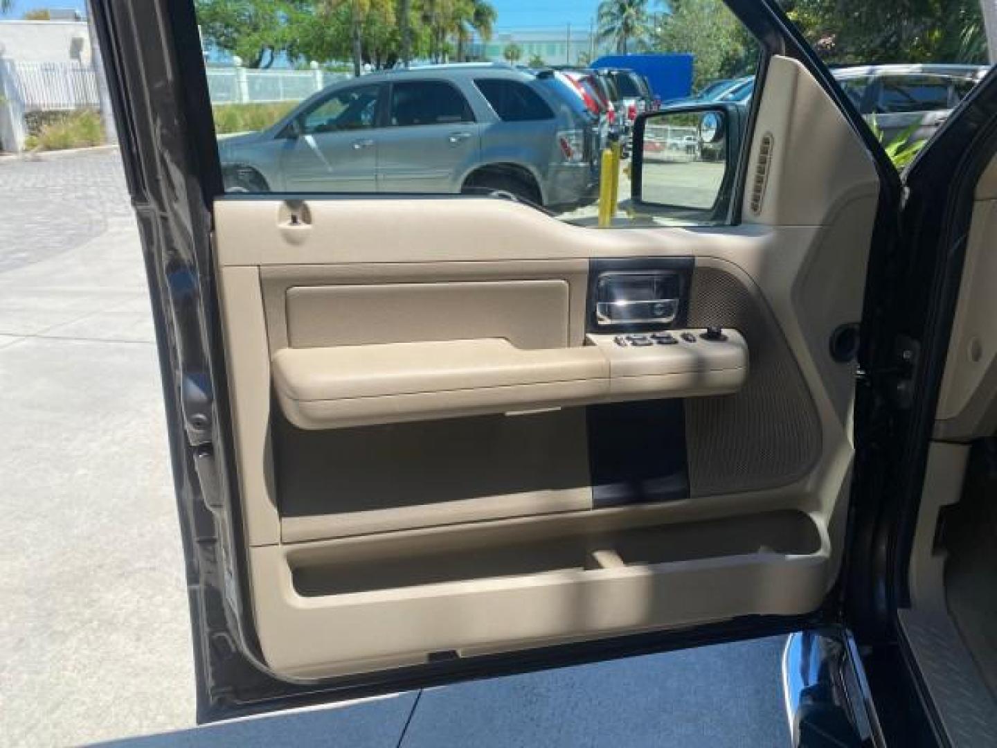 2006 Black /Tan Ford F-150 XLT LOW MILES 61,649 (1FTPX12596N) with an 5.4L 3v EFI V8 Engine engine, Automatic transmission, located at 4701 North Dixie Hwy, Pompano Beach, FL, 33064, (954) 422-2889, 26.240938, -80.123474 - OUR WEBPAGE FLORIDACARS1.COM HAS OVER 100 PHOTOS AND FREE CARFAX LINK 2006 FORD F-150 XLT 6.5 FT BED LOADED VERY HANDY FOR WORK VIN: 1FTPX12596NA02804 1 F T P X 1 2 5 9 6 N A 0 2 8 0 4 4 DOOR EXTENDED CAB PICKUP 5.4L V8 F SOHC GASOLINE 19 MPG REAR WHEEL DRIVE Features ABS Brakes Air Conditioning All - Photo#43