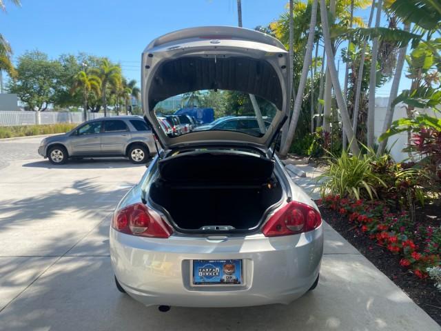 1999 Silver Frost Metallic /Greystone Mercury Cougar 3DR HATCH LOW MILES 28,846 (1ZWFT61L0X5) with an 2.5L DOHC SEFI 24-Valve V6 Duratec Engine engine, Automatic transmission, located at 4701 North Dixie Hwy, Pompano Beach, FL, 33064, (954) 422-2889, 26.240938, -80.123474 - OUR WEBPAGE FLORIDACARS1.COM HAS OVER 100 PHOTOS AND FREE CARFAX LINK 1999 MERCURY COUGAR VIN: 1ZWFT61L0X5611052 1 Z W F T 6 1 L 0 X 5 6 1 1 0 5 2 HATCHBACK 2 DR 2.5L V6 F DOHC 24V GASOLINE 30 MPG FRONT WHEEL DRIVE Features Air Conditioning Alloy Wheels AM/FM Stereo Automatic Transmission Cassette P - Photo#84