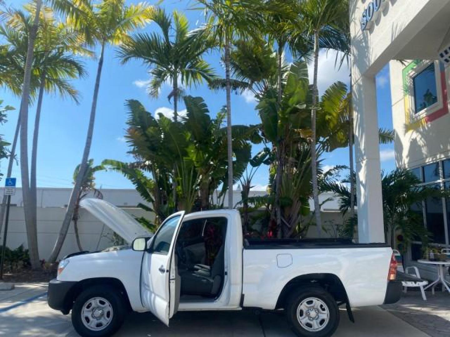 2007 Super White /Gray Toyota Tacoma LOW MILES 98,053 AUTO AC 4 CYL (5TENX22N77Z) with an 2.7L DOHC EFI 16-Valve I4 VVT-i Engine engine, Automatic transmission, located at 4701 North Dixie Hwy, Pompano Beach, FL, 33064, (954) 422-2889, 26.240938, -80.123474 - OUR WEBPAGE FLORIDACARS1.COM HAS OVER 100 PHOTOS AND FREE CARFAX LINK 2007 Toyota Tacoma VIN: 5TENX22N77Z369647 Pickup 2.7L I4 F DOHC 16V Gasoline 28 MPG Rear Wheel Drive Features ABS Brakes Air Conditioning AM/FM Stereo Automatic Transmission CD Audio Cloth Seats Cruise Control This incredible 2-ow- Photo#8