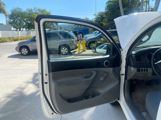 2007 Super White /Gray Toyota Tacoma LOW MILES 98,053 AUTO AC 4 CYL (5TENX22N77Z) with an 2.7L DOHC EFI 16-Valve I4 VVT-i Engine engine, Automatic transmission, located at 4701 North Dixie Hwy, Pompano Beach, FL, 33064, (954) 422-2889, 26.240938, -80.123474 - OUR WEBPAGE FLORIDACARS1.COM HAS OVER 100 PHOTOS AND FREE CARFAX LINK 2007 Toyota Tacoma VIN: 5TENX22N77Z369647 Pickup 2.7L I4 F DOHC 16V Gasoline 28 MPG Rear Wheel Drive Features ABS Brakes Air Conditioning AM/FM Stereo Automatic Transmission CD Audio Cloth Seats Cruise Control This incredible 2-ow - Photo#9