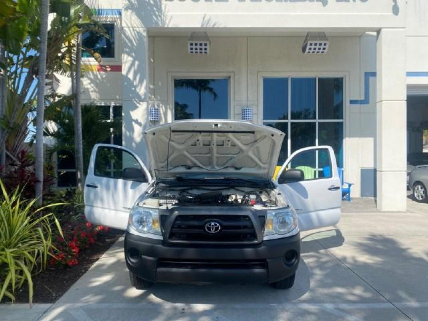 2007 Super White /Gray Toyota Tacoma LOW MILES 98,053 AUTO AC 4 CYL (5TENX22N77Z) with an 2.7L DOHC EFI 16-Valve I4 VVT-i Engine engine, Automatic transmission, located at 4701 North Dixie Hwy, Pompano Beach, FL, 33064, (954) 422-2889, 26.240938, -80.123474 - OUR WEBPAGE FLORIDACARS1.COM HAS OVER 100 PHOTOS AND FREE CARFAX LINK 2007 Toyota Tacoma VIN: 5TENX22N77Z369647 Pickup 2.7L I4 F DOHC 16V Gasoline 28 MPG Rear Wheel Drive Features ABS Brakes Air Conditioning AM/FM Stereo Automatic Transmission CD Audio Cloth Seats Cruise Control This incredible 2-ow- Photo#16