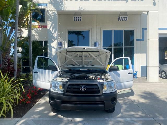 2007 Super White /Gray Toyota Tacoma LOW MILES 98,053 AUTO AC 4 CYL (5TENX22N77Z) with an 2.7L DOHC EFI 16-Valve I4 VVT-i Engine engine, Automatic transmission, located at 4701 North Dixie Hwy, Pompano Beach, FL, 33064, (954) 422-2889, 26.240938, -80.123474 - OUR WEBPAGE FLORIDACARS1.COM HAS OVER 100 PHOTOS AND FREE CARFAX LINK 2007 Toyota Tacoma VIN: 5TENX22N77Z369647 Pickup 2.7L I4 F DOHC 16V Gasoline 28 MPG Rear Wheel Drive Features ABS Brakes Air Conditioning AM/FM Stereo Automatic Transmission CD Audio Cloth Seats Cruise Control This incredible 2-ow - Photo#16