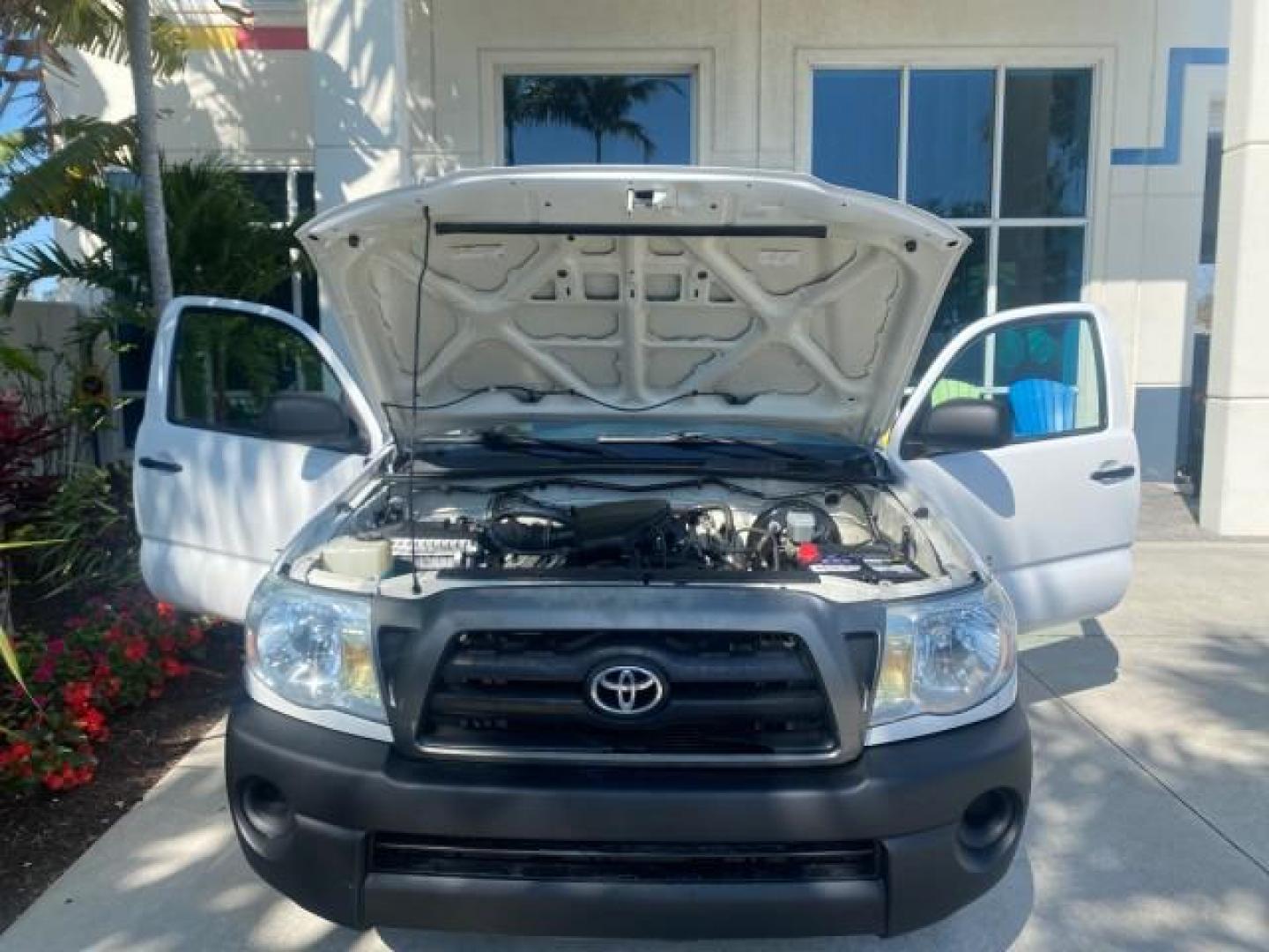 2007 Super White /Gray Toyota Tacoma LOW MILES 98,053 AUTO AC 4 CYL (5TENX22N77Z) with an 2.7L DOHC EFI 16-Valve I4 VVT-i Engine engine, Automatic transmission, located at 4701 North Dixie Hwy, Pompano Beach, FL, 33064, (954) 422-2889, 26.240938, -80.123474 - OUR WEBPAGE FLORIDACARS1.COM HAS OVER 100 PHOTOS AND FREE CARFAX LINK 2007 Toyota Tacoma VIN: 5TENX22N77Z369647 Pickup 2.7L I4 F DOHC 16V Gasoline 28 MPG Rear Wheel Drive Features ABS Brakes Air Conditioning AM/FM Stereo Automatic Transmission CD Audio Cloth Seats Cruise Control This incredible 2-ow- Photo#17