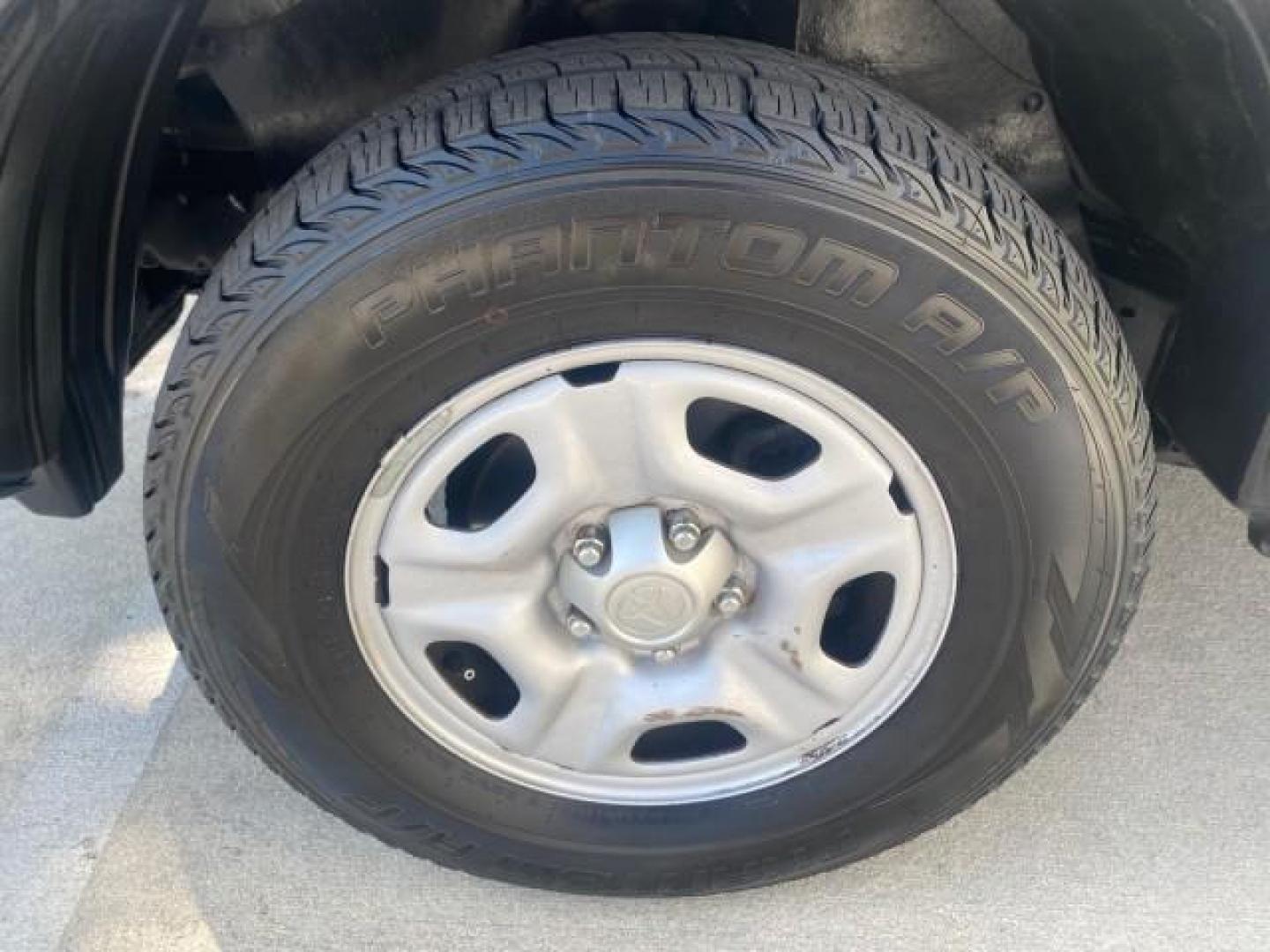 2007 Super White /Gray Toyota Tacoma LOW MILES 98,053 AUTO AC 4 CYL (5TENX22N77Z) with an 2.7L DOHC EFI 16-Valve I4 VVT-i Engine engine, Automatic transmission, located at 4701 North Dixie Hwy, Pompano Beach, FL, 33064, (954) 422-2889, 26.240938, -80.123474 - OUR WEBPAGE FLORIDACARS1.COM HAS OVER 100 PHOTOS AND FREE CARFAX LINK 2007 Toyota Tacoma VIN: 5TENX22N77Z369647 Pickup 2.7L I4 F DOHC 16V Gasoline 28 MPG Rear Wheel Drive Features ABS Brakes Air Conditioning AM/FM Stereo Automatic Transmission CD Audio Cloth Seats Cruise Control This incredible 2-ow- Photo#19