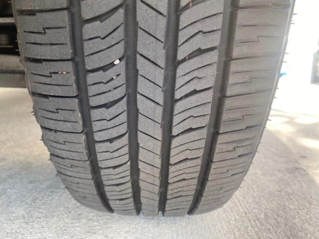 2007 Super White /Gray Toyota Tacoma LOW MILES 98,053 AUTO AC 4 CYL (5TENX22N77Z) with an 2.7L DOHC EFI 16-Valve I4 VVT-i Engine engine, Automatic transmission, located at 4701 North Dixie Hwy, Pompano Beach, FL, 33064, (954) 422-2889, 26.240938, -80.123474 - OUR WEBPAGE FLORIDACARS1.COM HAS OVER 100 PHOTOS AND FREE CARFAX LINK 2007 Toyota Tacoma VIN: 5TENX22N77Z369647 Pickup 2.7L I4 F DOHC 16V Gasoline 28 MPG Rear Wheel Drive Features ABS Brakes Air Conditioning AM/FM Stereo Automatic Transmission CD Audio Cloth Seats Cruise Control This incredible 2-ow - Photo#20