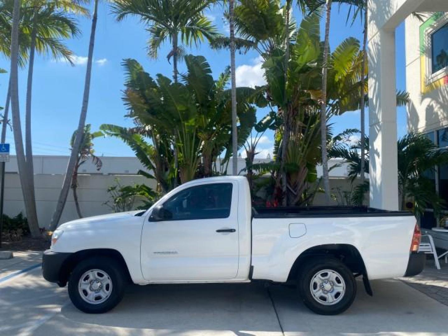 2007 Super White /Gray Toyota Tacoma LOW MILES 98,053 AUTO AC 4 CYL (5TENX22N77Z) with an 2.7L DOHC EFI 16-Valve I4 VVT-i Engine engine, Automatic transmission, located at 4701 North Dixie Hwy, Pompano Beach, FL, 33064, (954) 422-2889, 26.240938, -80.123474 - OUR WEBPAGE FLORIDACARS1.COM HAS OVER 100 PHOTOS AND FREE CARFAX LINK 2007 Toyota Tacoma VIN: 5TENX22N77Z369647 Pickup 2.7L I4 F DOHC 16V Gasoline 28 MPG Rear Wheel Drive Features ABS Brakes Air Conditioning AM/FM Stereo Automatic Transmission CD Audio Cloth Seats Cruise Control This incredible 2-ow- Photo#30