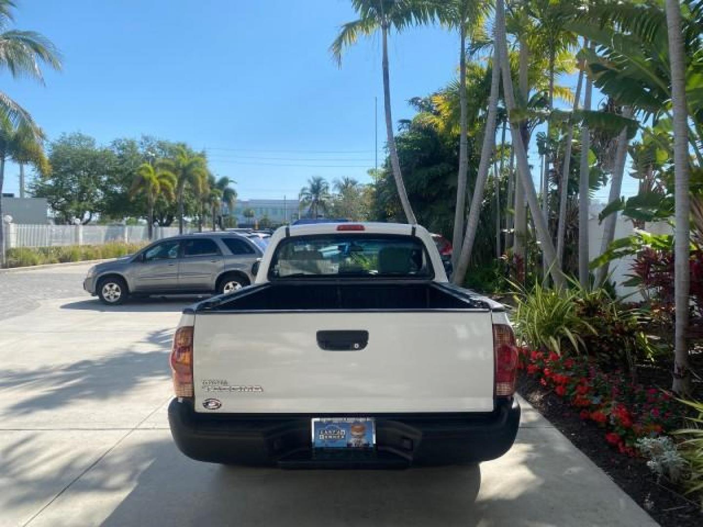 2007 Super White /Gray Toyota Tacoma LOW MILES 98,053 AUTO AC 4 CYL (5TENX22N77Z) with an 2.7L DOHC EFI 16-Valve I4 VVT-i Engine engine, Automatic transmission, located at 4701 North Dixie Hwy, Pompano Beach, FL, 33064, (954) 422-2889, 26.240938, -80.123474 - OUR WEBPAGE FLORIDACARS1.COM HAS OVER 100 PHOTOS AND FREE CARFAX LINK 2007 Toyota Tacoma VIN: 5TENX22N77Z369647 Pickup 2.7L I4 F DOHC 16V Gasoline 28 MPG Rear Wheel Drive Features ABS Brakes Air Conditioning AM/FM Stereo Automatic Transmission CD Audio Cloth Seats Cruise Control This incredible 2-ow- Photo#34