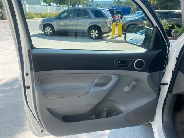 2007 Super White /Gray Toyota Tacoma LOW MILES 98,053 AUTO AC 4 CYL (5TENX22N77Z) with an 2.7L DOHC EFI 16-Valve I4 VVT-i Engine engine, Automatic transmission, located at 4701 North Dixie Hwy, Pompano Beach, FL, 33064, (954) 422-2889, 26.240938, -80.123474 - OUR WEBPAGE FLORIDACARS1.COM HAS OVER 100 PHOTOS AND FREE CARFAX LINK 2007 Toyota Tacoma VIN: 5TENX22N77Z369647 Pickup 2.7L I4 F DOHC 16V Gasoline 28 MPG Rear Wheel Drive Features ABS Brakes Air Conditioning AM/FM Stereo Automatic Transmission CD Audio Cloth Seats Cruise Control This incredible 2-ow - Photo#43